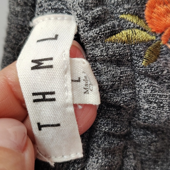 THML gray Open Neck Blouse Embroidered Flowers Size Large Sleeveless Stretch - Picture 6 of 8